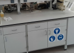 Laboratorinis stalas su atspariu chemin.poveikiui